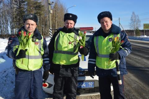 Сотрудники полиции дарили цветы Автоледи