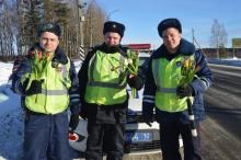 Сотрудники полиции дарили цветы Автоледи